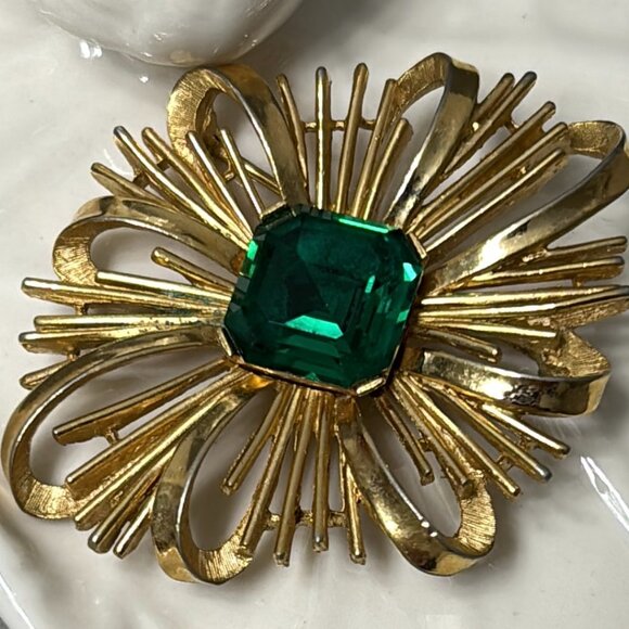 CROWN TRIFARI FAUX EMERALD ABSTRACT BROOCH - Picture 5 of 7